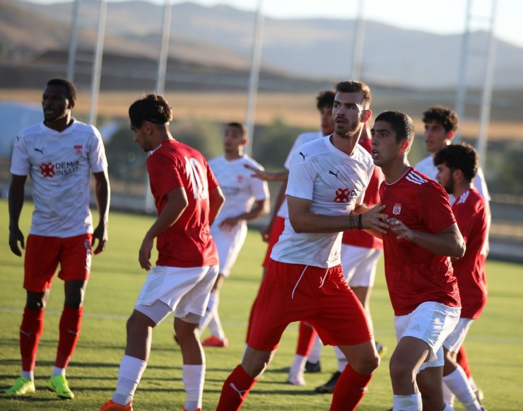Sivasspor hazırlık maçında U19 takımını 4-0 yendi