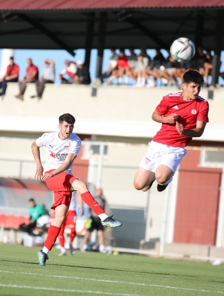 Sivasspor hazırlık maçında U19 takımını 4-0 yendi