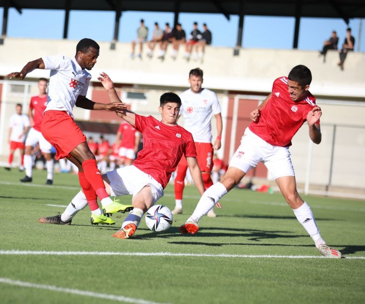 Sivasspor hazırlık maçında U19 takımını 4-0 yendi