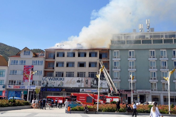 Mağaza deposunda çıkan yangın paniğe neden oldu