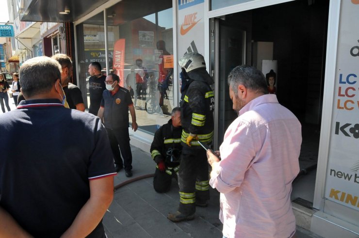 Mağaza deposunda çıkan yangın paniğe neden oldu