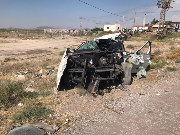 Hurdaya dönen araçtan sağ çıktılar