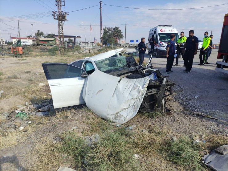 Hurdaya dönen araçtan sağ çıktılar