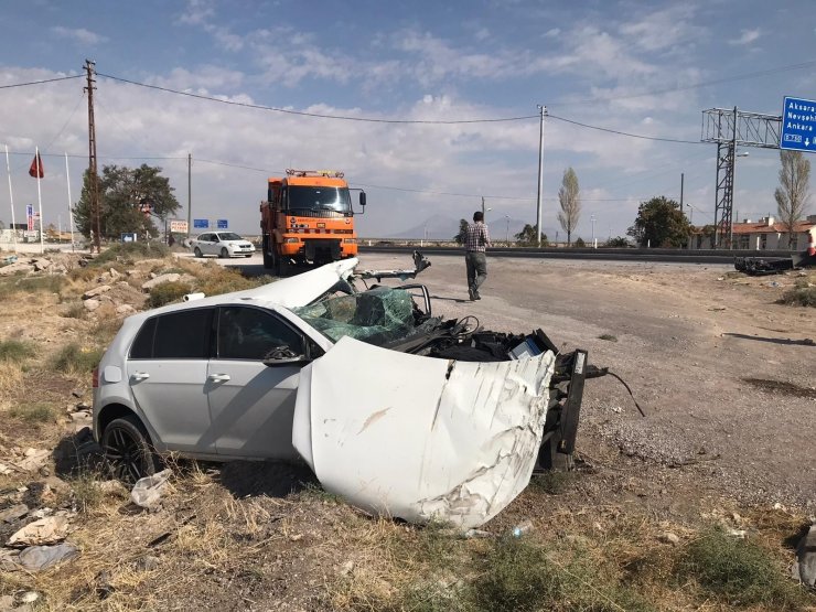 Hurdaya dönen araçtan sağ çıktılar