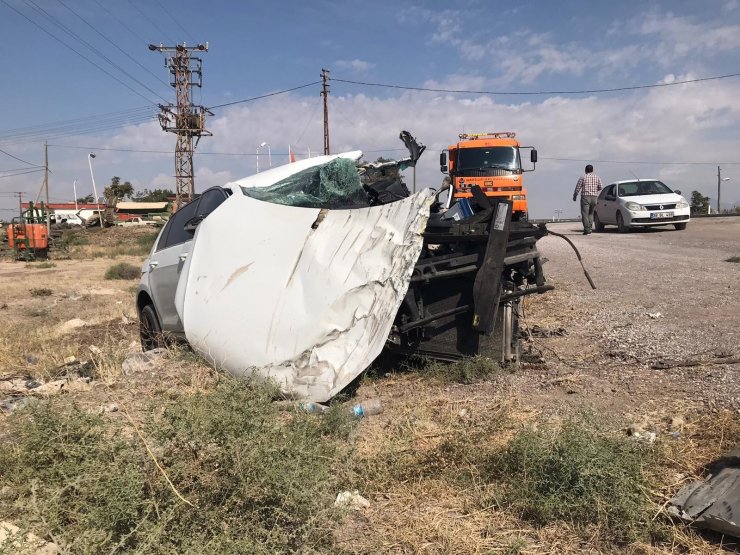 Hurdaya dönen araçtan sağ çıktılar