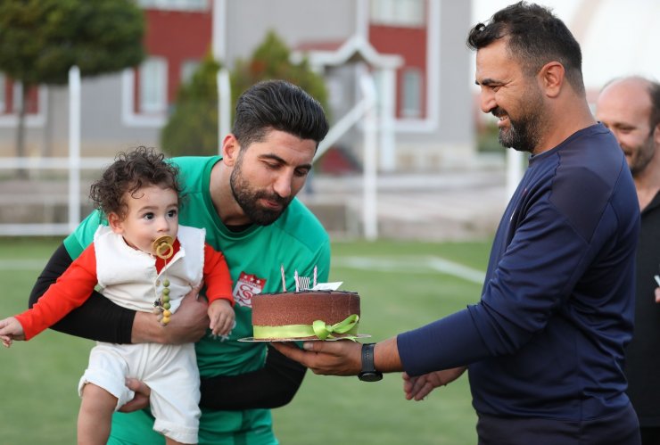 Sivasspor’un kalecisi Muammer’e sürpriz doğum günü kutlaması