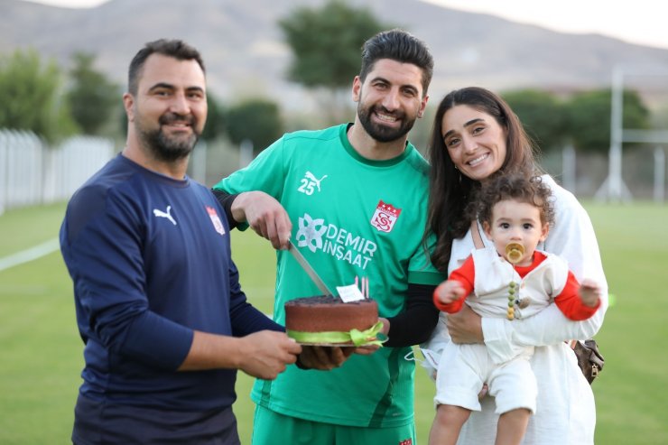 Sivasspor’un kalecisi Muammer’e sürpriz doğum günü kutlaması