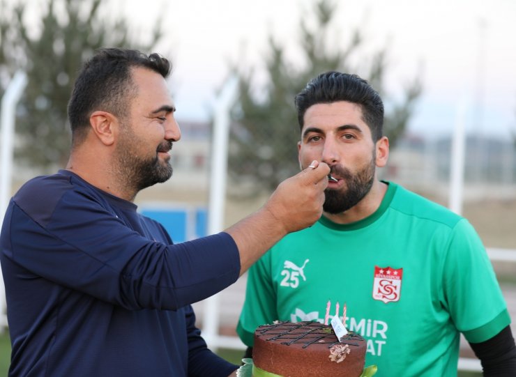 Sivasspor’un kalecisi Muammer’e sürpriz doğum günü kutlaması