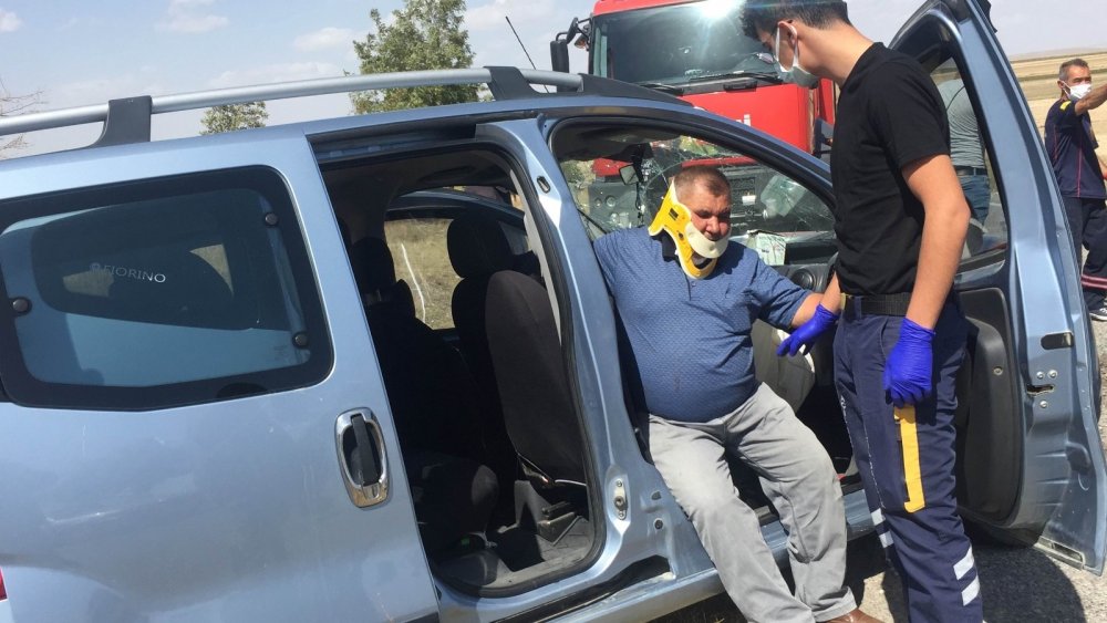 Kulu'da hafif ticari araç ile otomobil çarpıştı: 4 yaralı