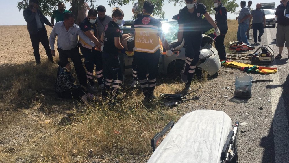 Kulu'da hafif ticari araç ile otomobil çarpıştı: 4 yaralı