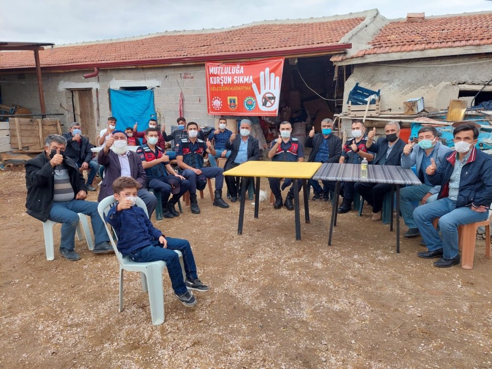 Aksaray'da Jandarmadan, “mutluluğa Kurşun Sıkma, Geleceğini Karartma” Pankartı