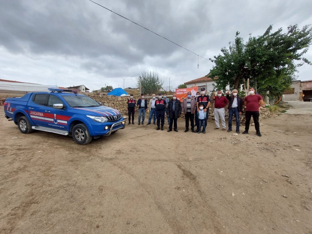 Aksaray'da Jandarmadan, “mutluluğa Kurşun Sıkma, Geleceğini Karartma” Pankartı