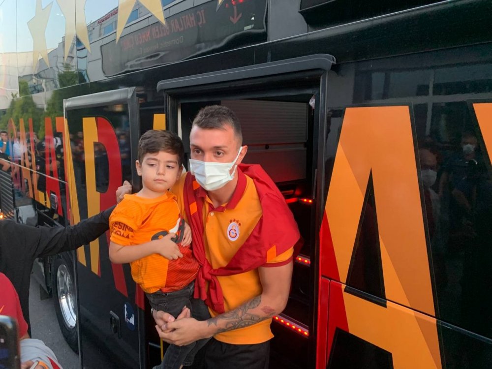 Terim’in Elini Öpen Taraftar, 'Hocam Sakın Takımı Bırakmayın!'