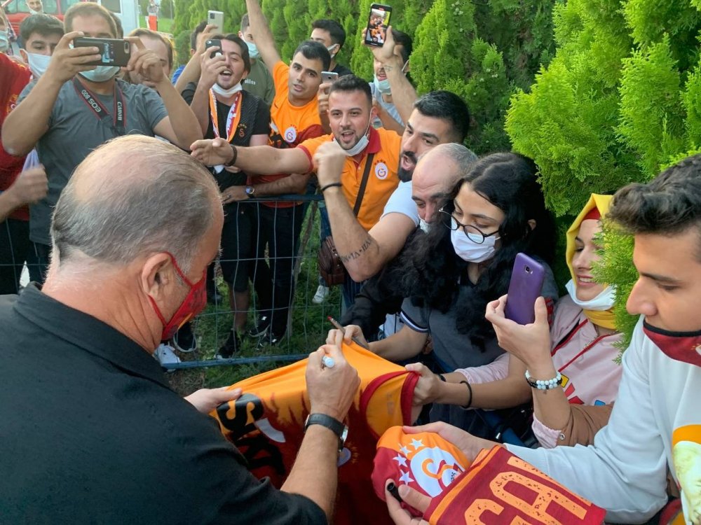 Terim’in Elini Öpen Taraftar, 'Hocam Sakın Takımı Bırakmayın!'