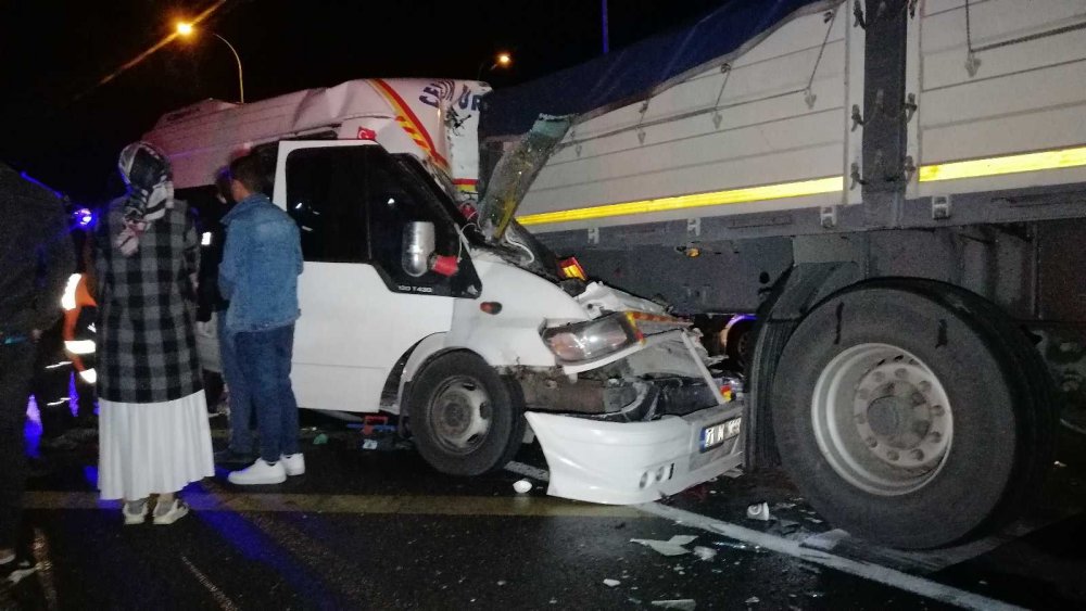 Aksaray'da Mevsimlik Tarım İşçilerini Taşıyan Minibüs Tıra Arkadan Çarptı: 17 Yaralı