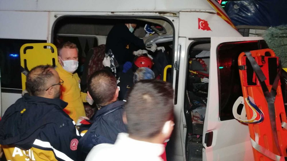 Aksaray'da Mevsimlik Tarım İşçilerini Taşıyan Minibüs Tıra Arkadan Çarptı: 17 Yaralı