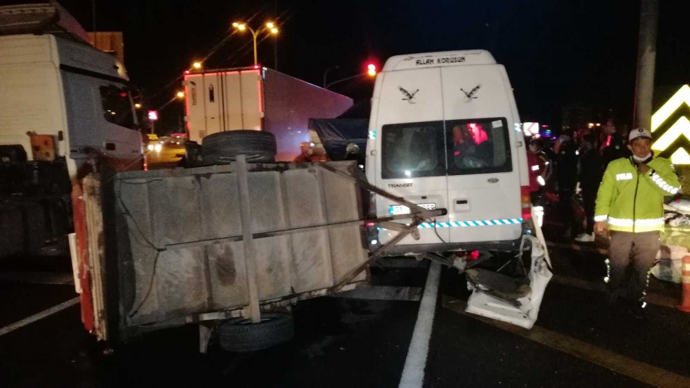 Aksaray'da Mevsimlik Tarım İşçilerini Taşıyan Minibüs Tıra Arkadan Çarptı: 17 Yaralı