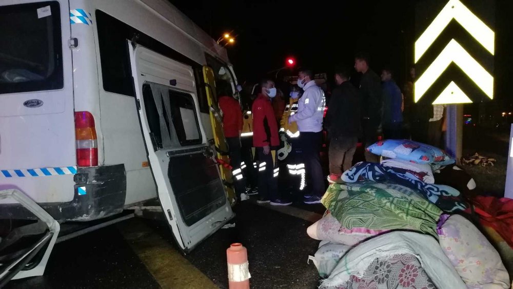 Aksaray'da Mevsimlik Tarım İşçilerini Taşıyan Minibüs Tıra Arkadan Çarptı: 17 Yaralı