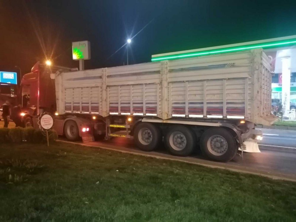 Aksaray'da kaza! Alkollü sürücü kırmızı ışıkta bekleyen tıra çarptı:  1 yaralı