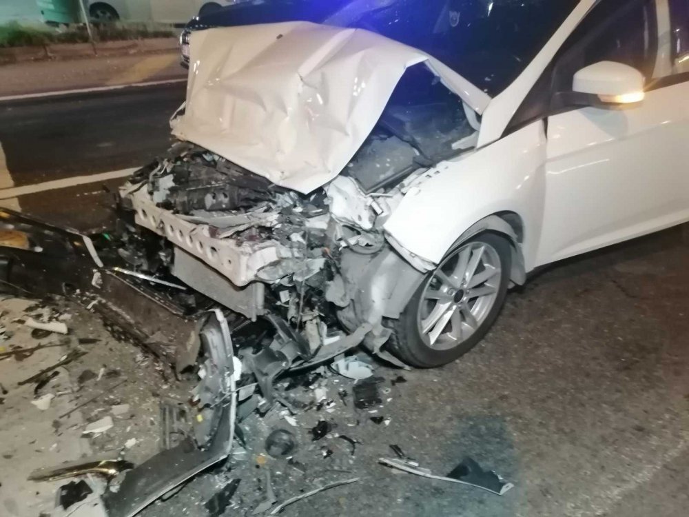 Aksaray'da kaza! Alkollü sürücü kırmızı ışıkta bekleyen tıra çarptı:  1 yaralı