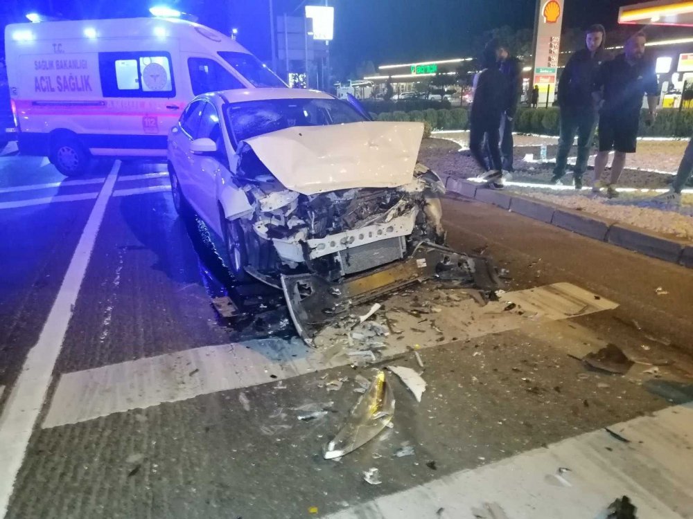 Aksaray'da kaza! Alkollü sürücü kırmızı ışıkta bekleyen tıra çarptı:  1 yaralı