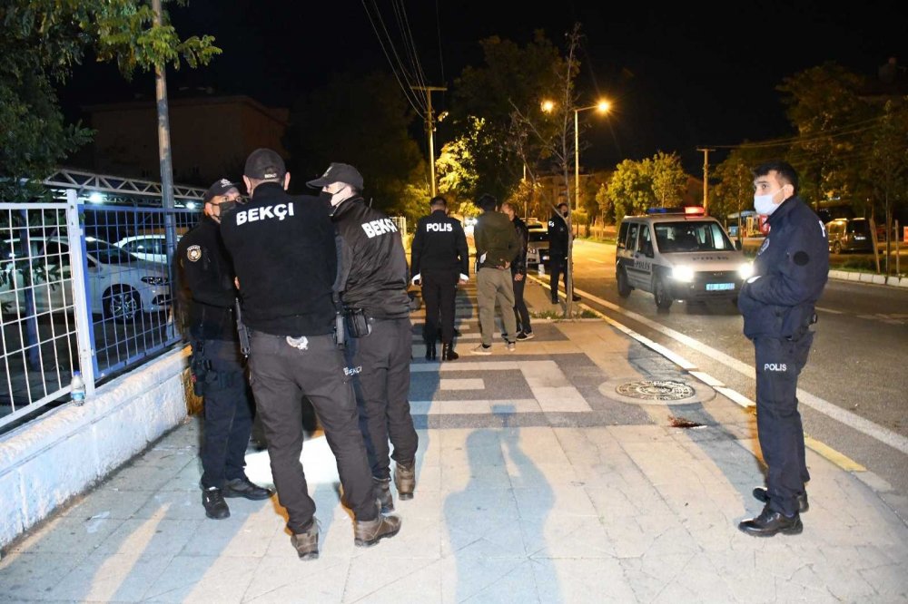 Aksaray'da Araç İçerisinden Ateş Açan Genç Arkadaşını Vurdu