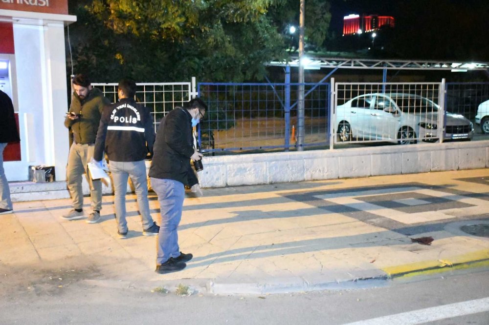 Aksaray'da Araç İçerisinden Ateş Açan Genç Arkadaşını Vurdu