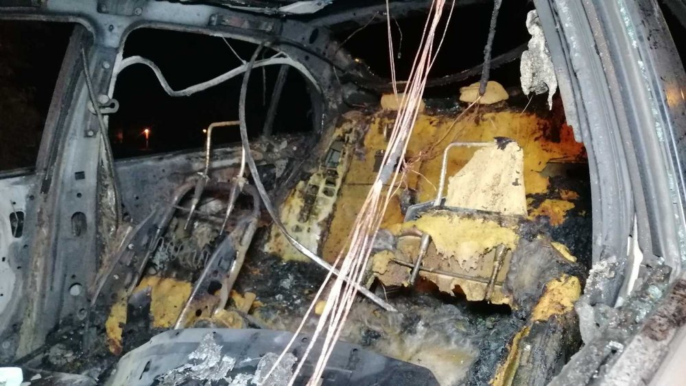 Aksaray'da patlayarak alev alan otomobil adeta küle döndü