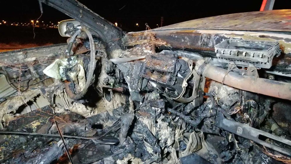Aksaray'da patlayarak alev alan otomobil adeta küle döndü