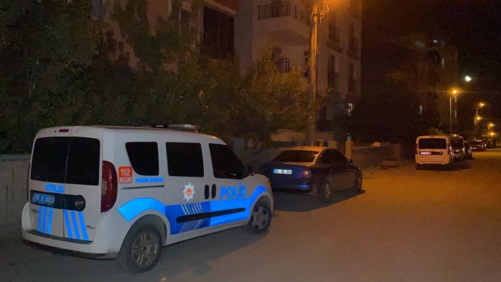 Aksaray'da Sinir Krizi Geçiren Genç Kendini Kilitlediği Evde Eşyaları Kırıp, Evi Ateşe Verdi
