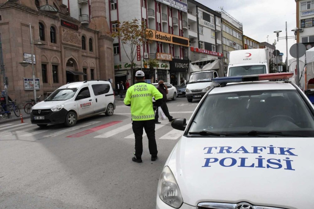 Aksaray'da Yayaya Yol Vermeyen 20 Sürücüye 13 Bin 40 Lira Ceza Kesildi