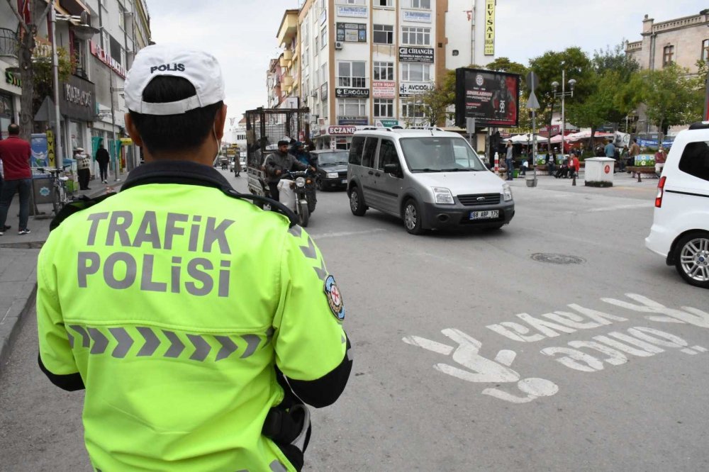 Aksaray'da Yayaya Yol Vermeyen 20 Sürücüye 13 Bin 40 Lira Ceza Kesildi
