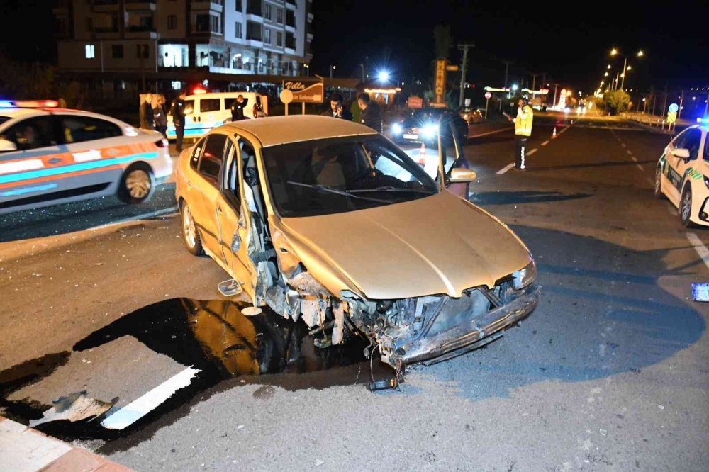 Aksaray'da otomobillerin hurdaya döndüğü kazada 3 kişi yaralandı