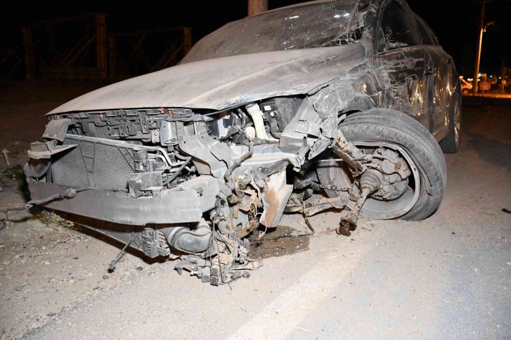 Aksaray'da otomobillerin hurdaya döndüğü kazada 3 kişi yaralandı