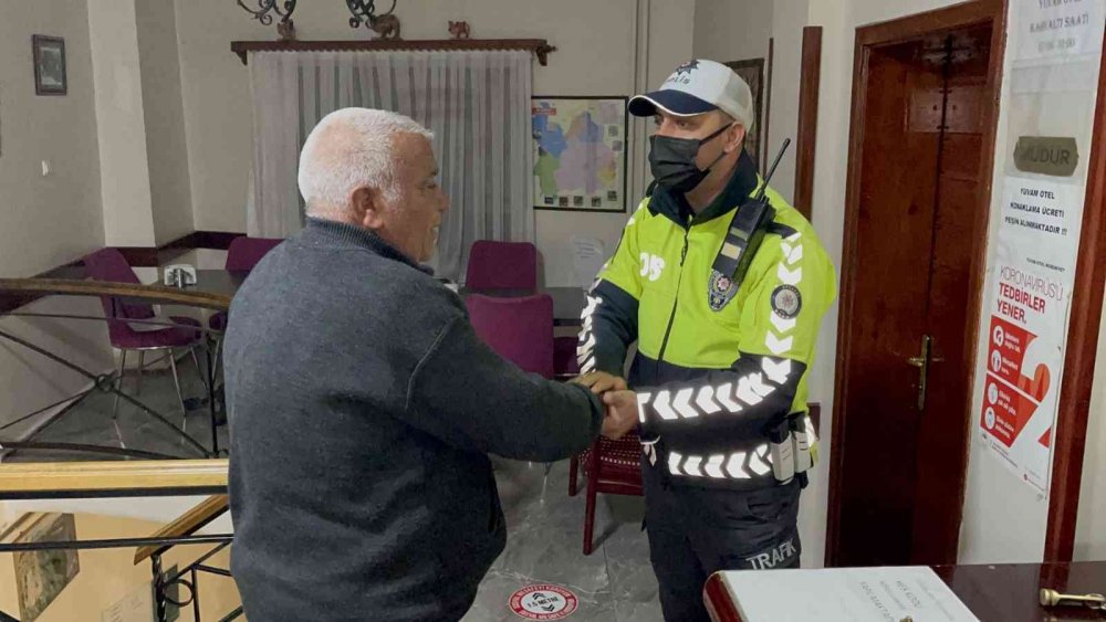 İş İçin Geldiği Aksaray’da Sokakta Kalan Yaşlı Adama Polis'ten Yardım Eli