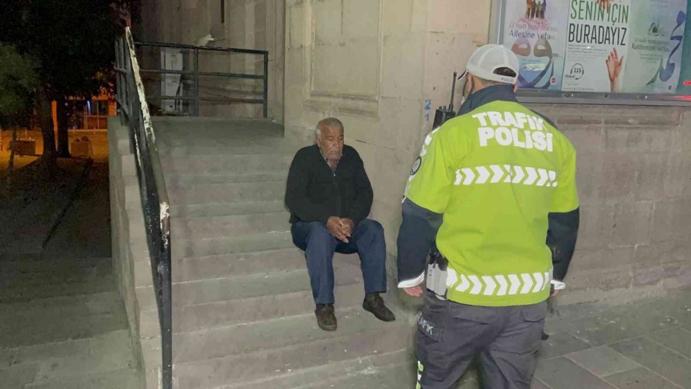 İş İçin Geldiği Aksaray’da Sokakta Kalan Yaşlı Adama Polis'ten Yardım Eli