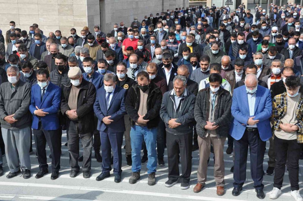 Kazada ölen genç öğretmen son yolculuğuna uğurlandı