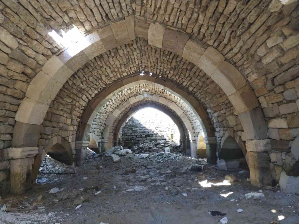 Sular Çekilince Ortaya Çıkan Altınapa Hanı Hala Ayakta