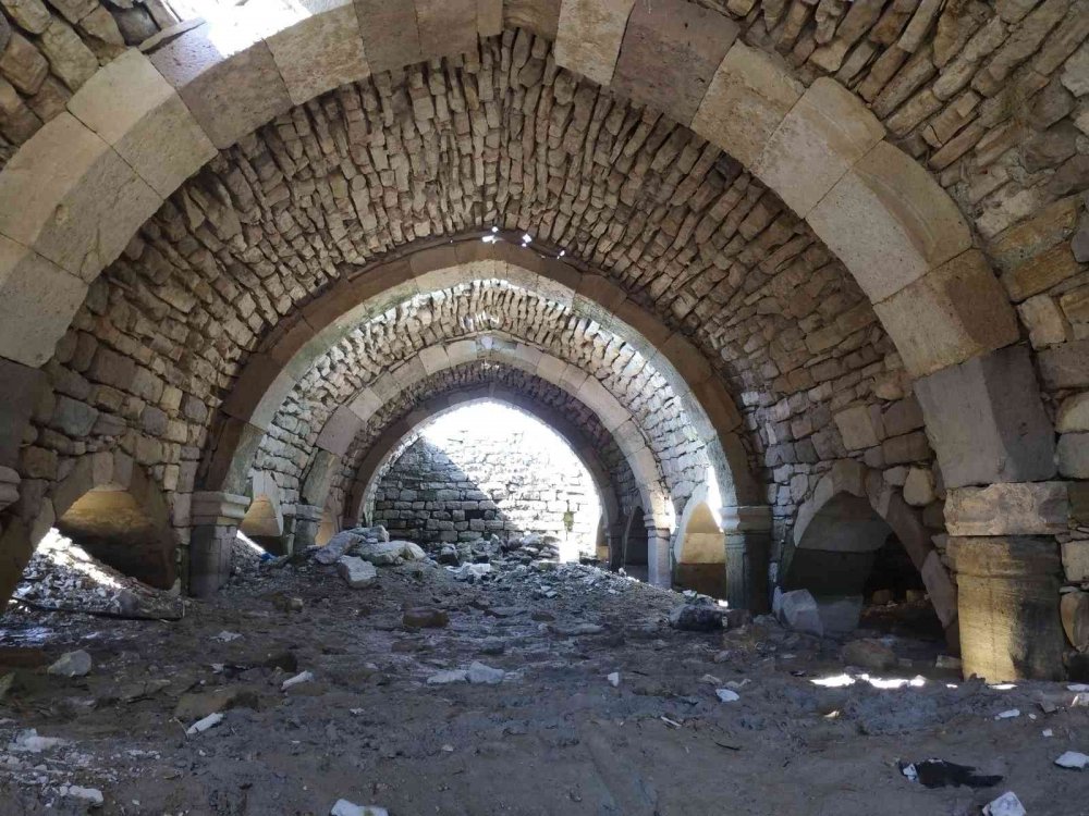 Sular Çekilince Ortaya Çıkan Altınapa Hanı Hala Ayakta