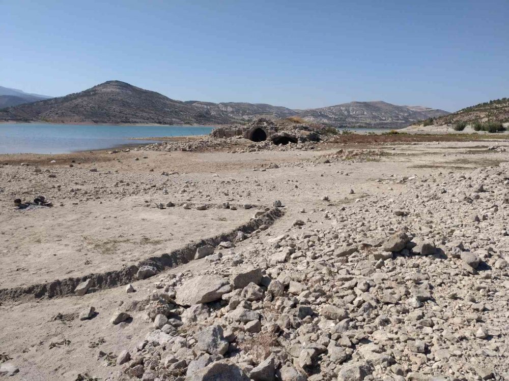 Sular Çekilince Ortaya Çıkan Altınapa Hanı Hala Ayakta