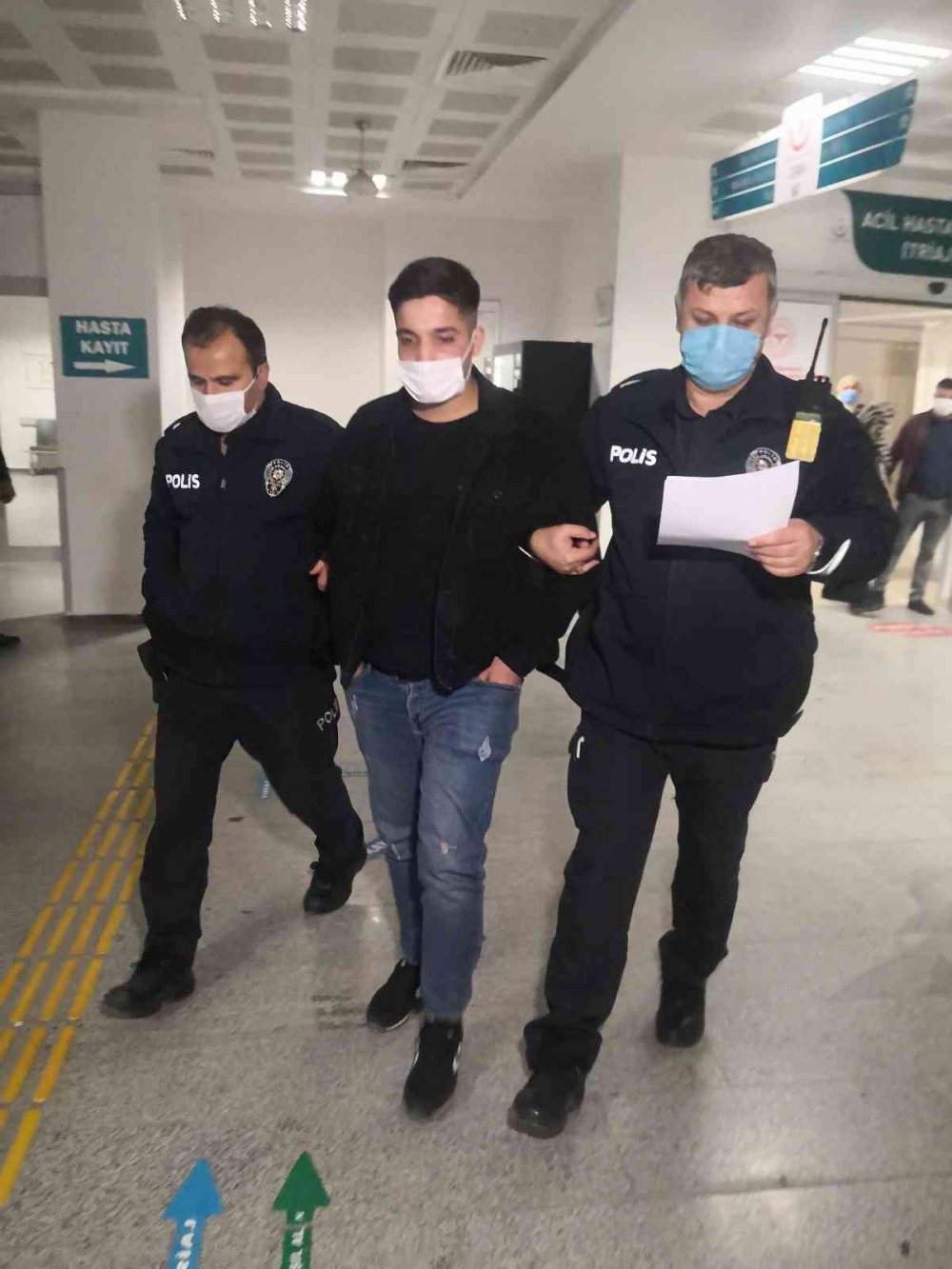 Yabancı Uyruklu Genç, Aksaray'da Gasp Etmek İstediği Genci Darp Etti, Bekçiyi Bıçakladı, “Çek Abi Hatıra Kalır” Dedi