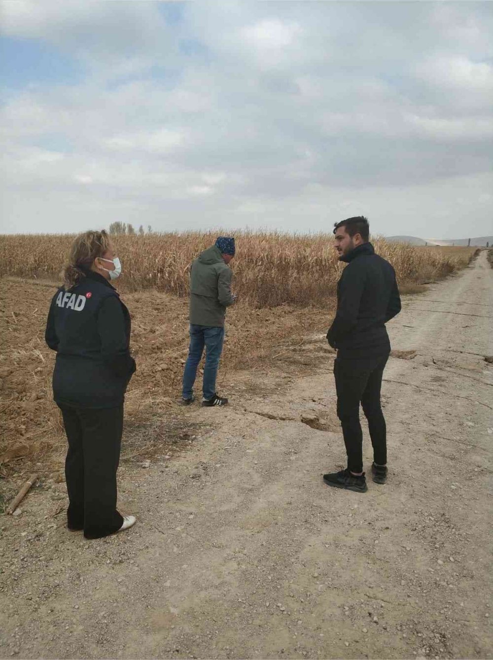 İlk Kez Görüldü! Tarla Yolunda Oluşan Yarıklar Korkuttu