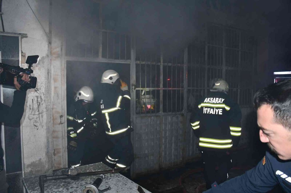 Aksaray'da Balyozla Kapıyı Kırıp Yangına Müdahale Ettiler