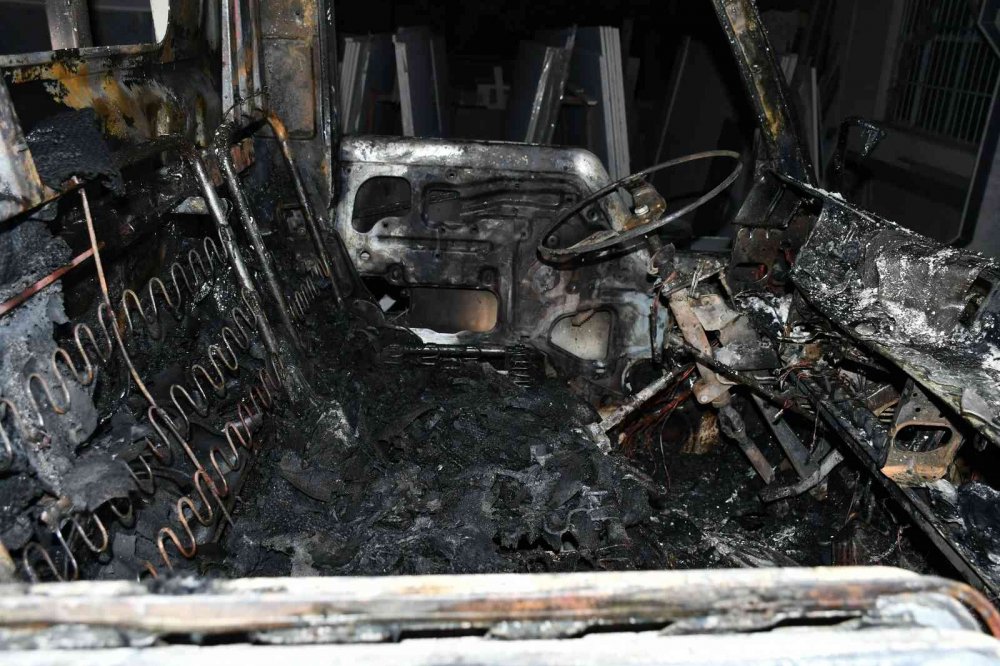 Aksaray'da Balyozla Kapıyı Kırıp Yangına Müdahale Ettiler