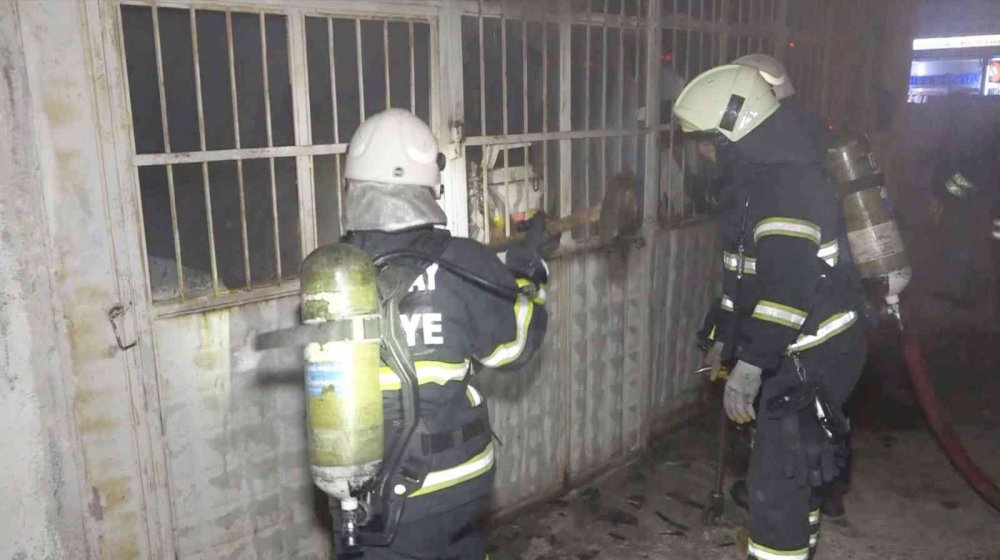 Aksaray'da Balyozla Kapıyı Kırıp Yangına Müdahale Ettiler