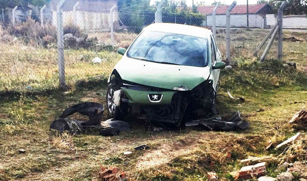 Kulu'da Otomobil Telefon Direğine Çarptı: 1 Yaralı