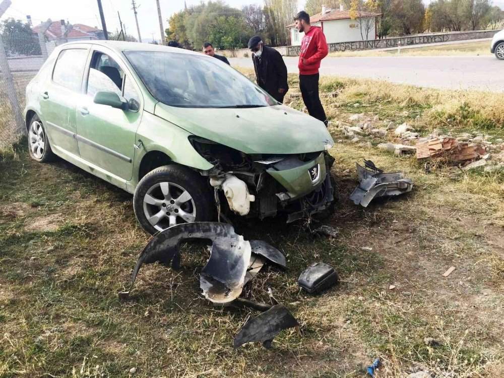 Kulu'da Otomobil Telefon Direğine Çarptı: 1 Yaralı