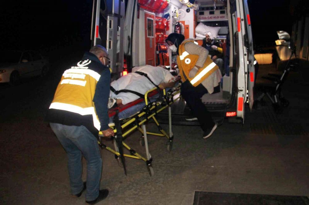 Yolcu minibüsü ile otomobil çarpıştı: 8 yaralı