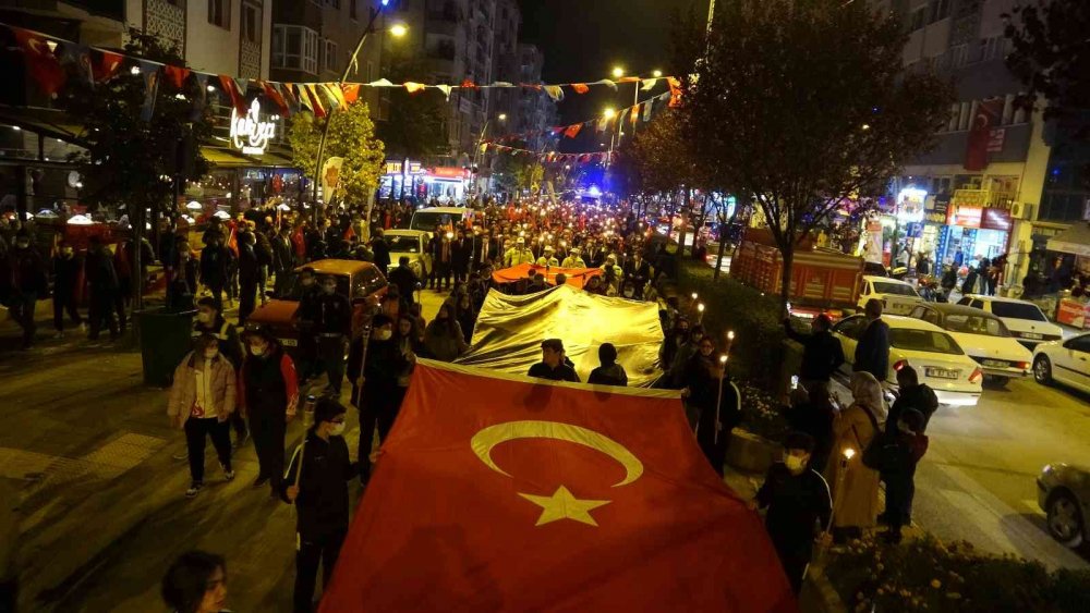 Binler Cumhuriyet İçin Yürüdü