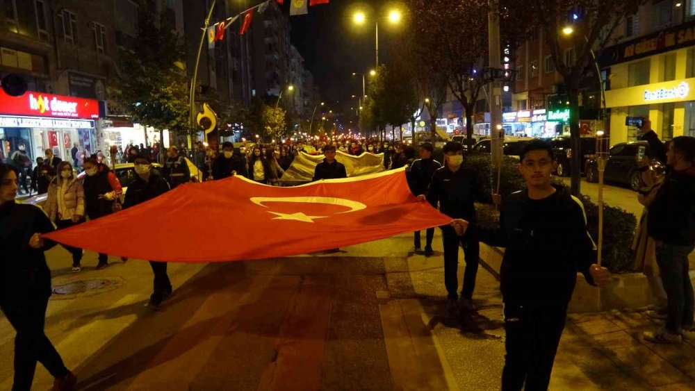 Binler Cumhuriyet İçin Yürüdü